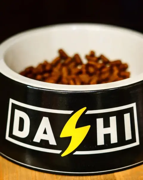 Dashi činija od bambusa puna granula